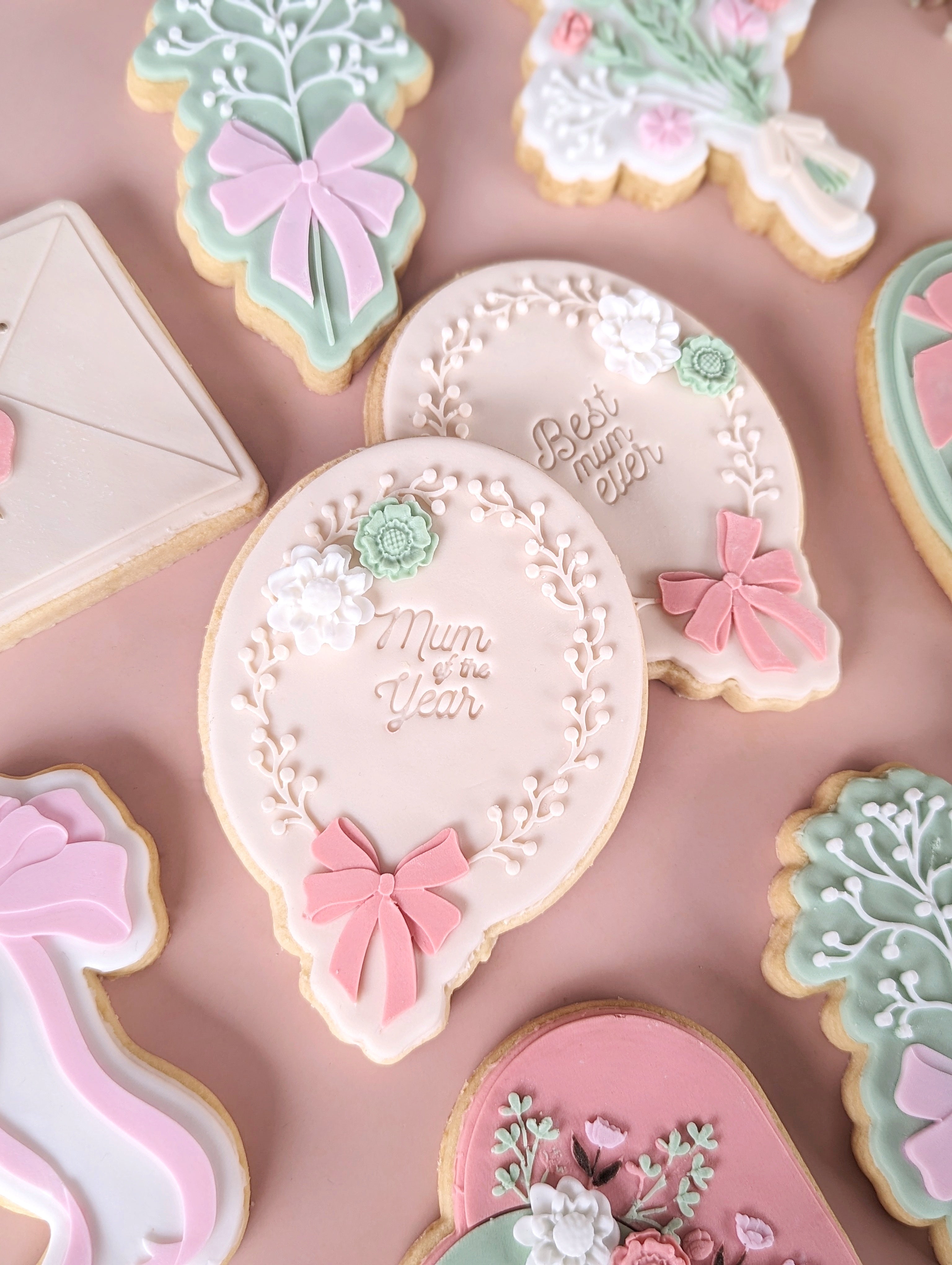 Boss Embossers - Baby's Breath Oval with Fancy Ribbon Stamp and Cutter