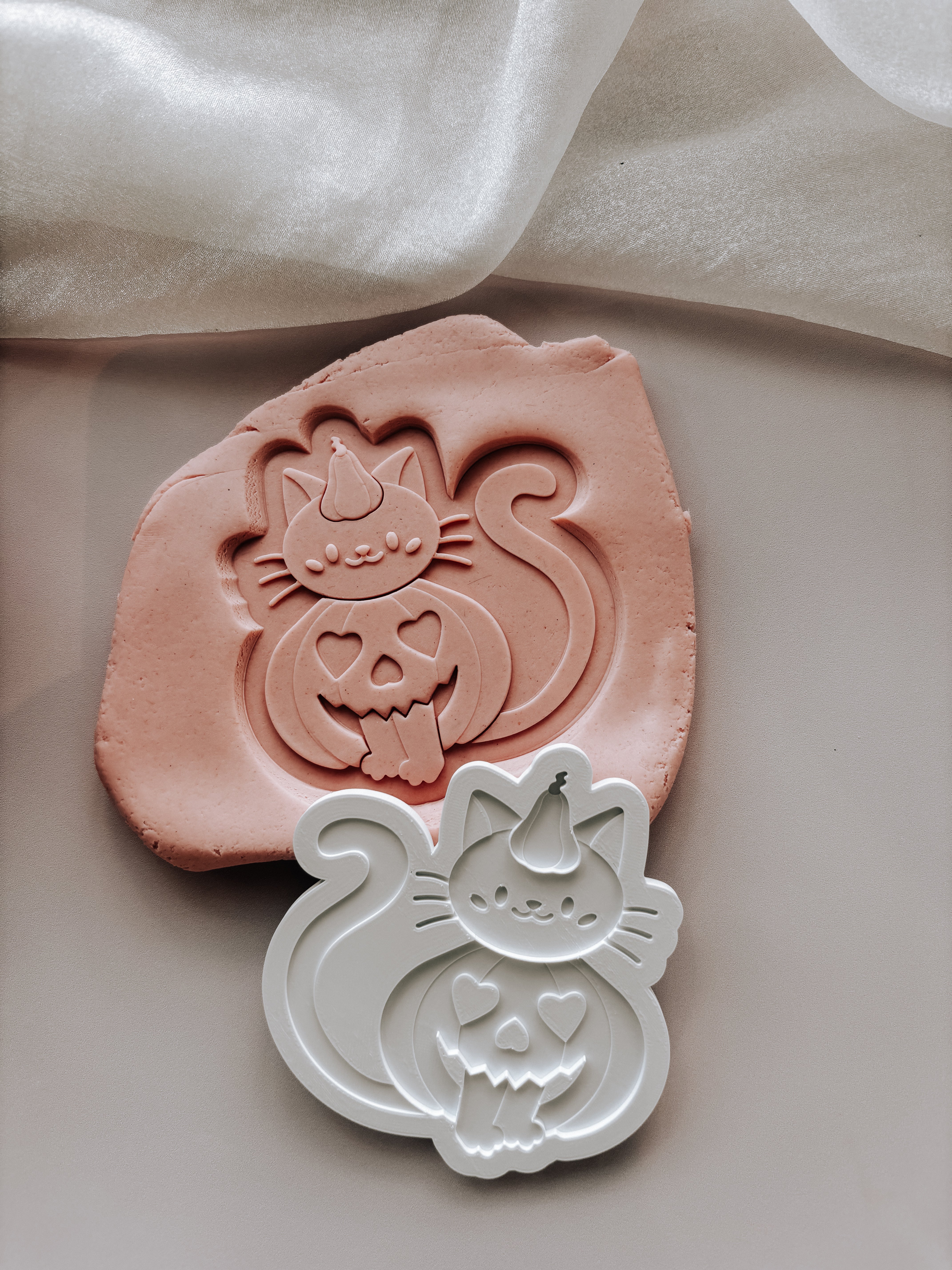 Boss Embossers - Cute Cat with Pumpkin Outfit Stamp and Cutter