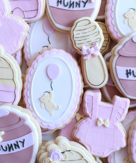 Boss Embossers - WTP Scalloped Edge Oval Pooh Holding Balloon Debosser and Cutter