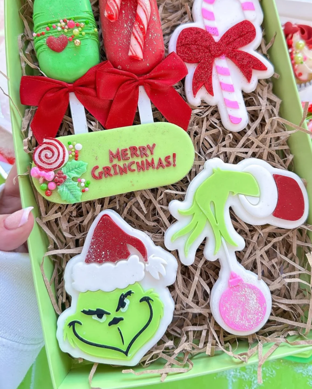 Boss Embossers - Grinch Hand Holding Bauble Stamp and Cutter